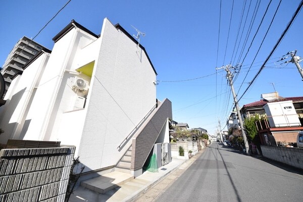 外観(閑静な住宅街に立地)