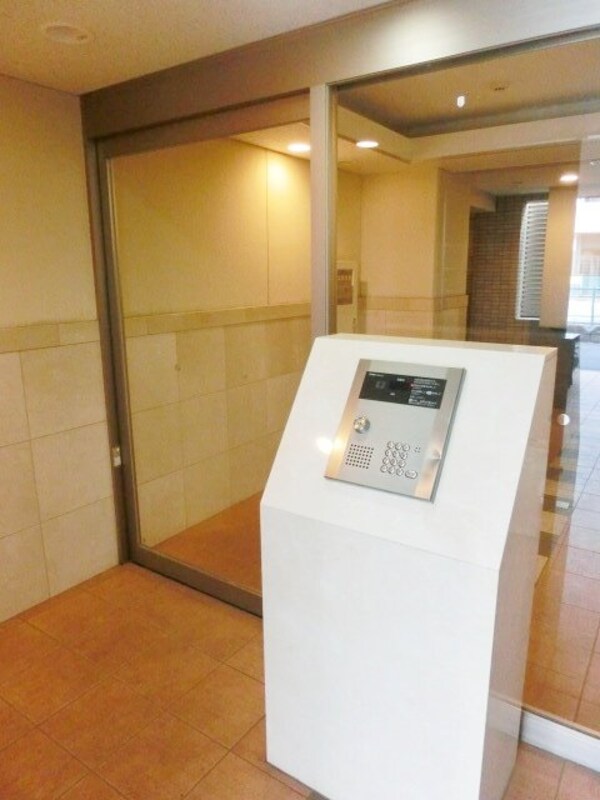 共有部分(オートロック完備)
