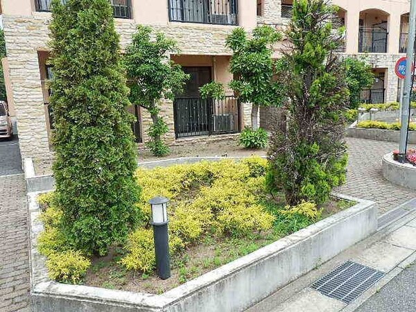 外観(緑あふれる敷地内です)