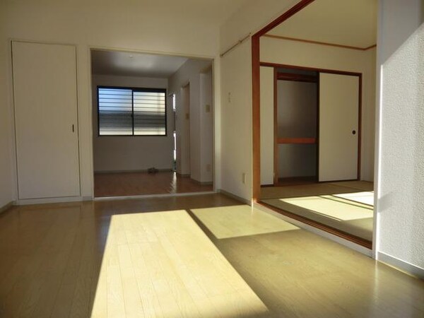 その他室内・内装(引き戸を開けば更に広々としたお部屋に)