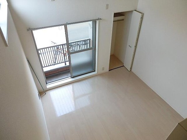 リビング・居室(天井高くて明るいお部屋です)