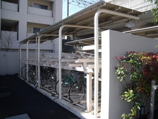 共有部分(雨でも安心な屋根付き駐輪場)