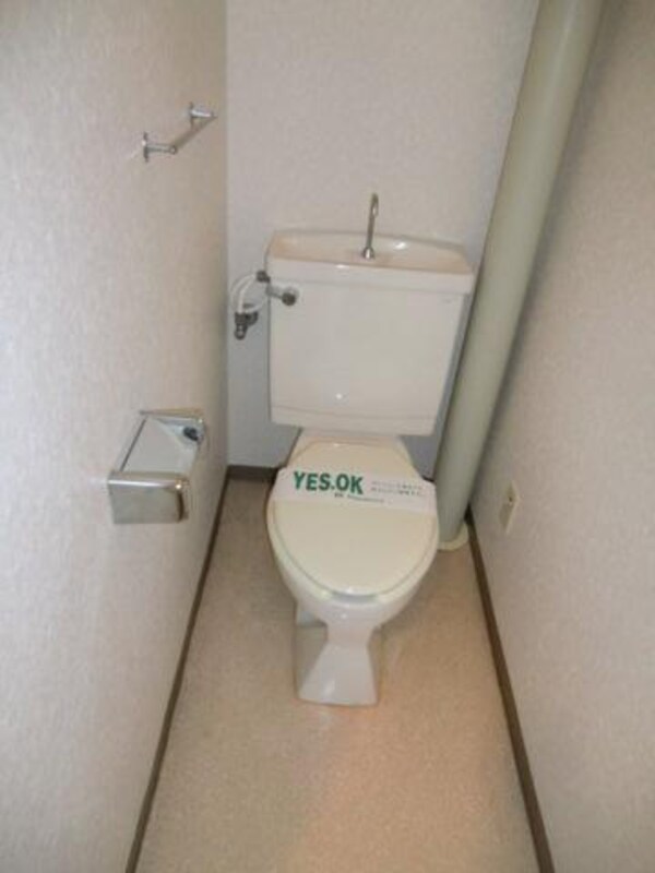 トイレ(洋式通常タイプのトイレでスペースに奥行きあり)