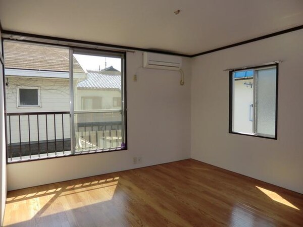 寝室(エアコン完備　日当たりの良い明るいお部屋です)
