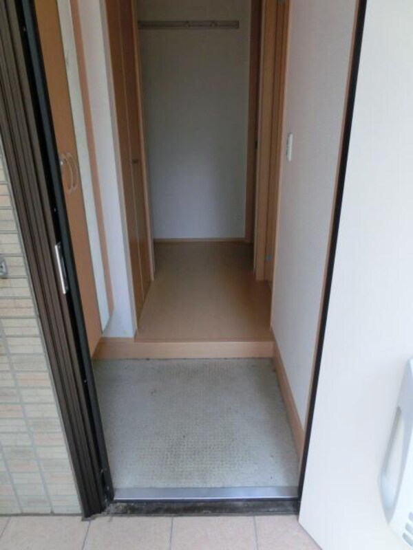 玄関(玄関は下駄箱付き)