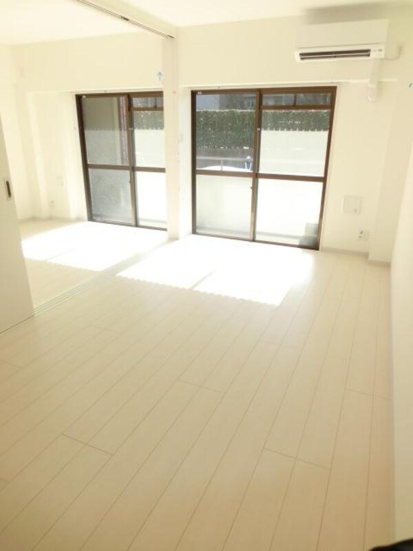 その他室内・内装(広々リビング)