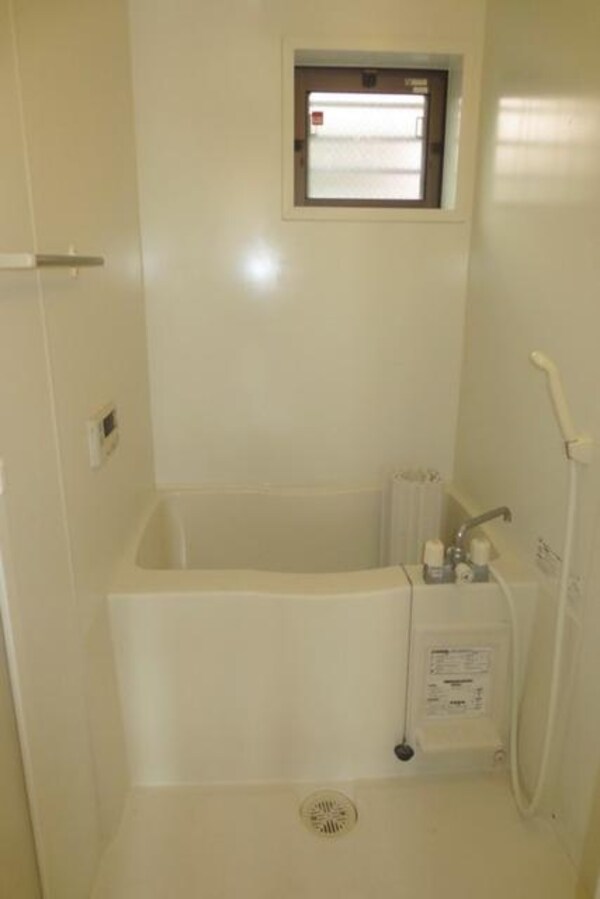 バス／シャワールーム等(窓付きで風通し良好。)