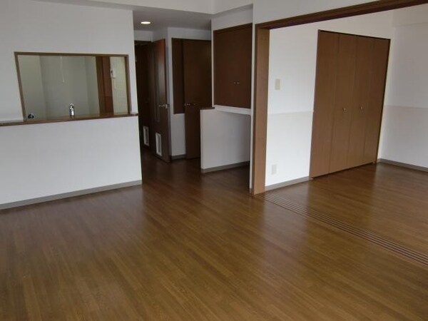 リビング・居室(大きな家具の配置も問題ないですね。)