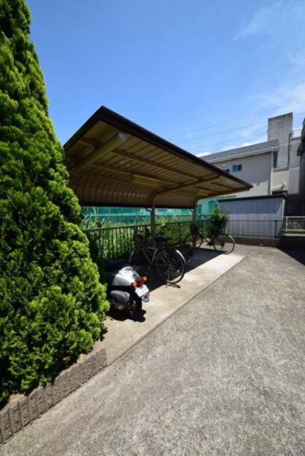 その他(雨の日でも安心の屋根付き駐輪場)