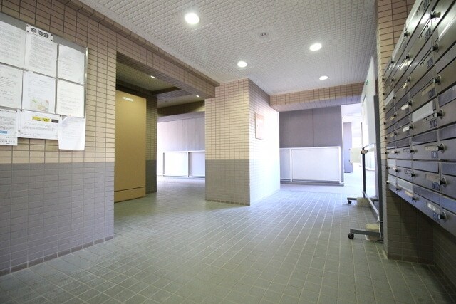 物件内観写真4　(きれいに管理されたエントランス)