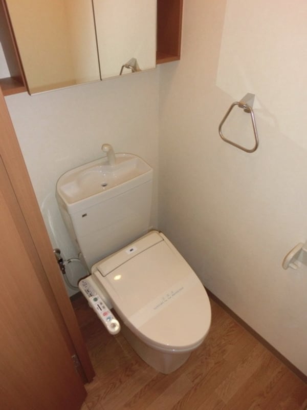 トイレ(ウォシュレット完備)