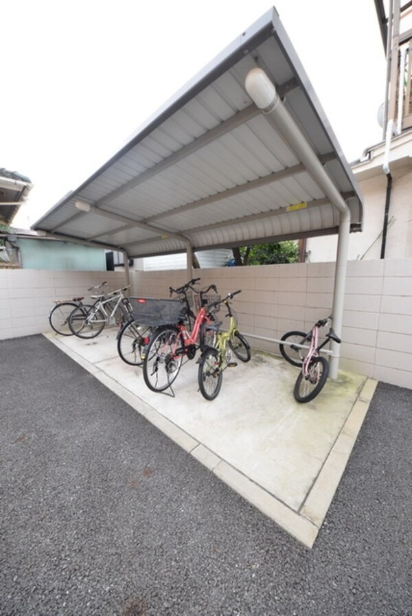 共有部分(屋根つきの駐輪場)