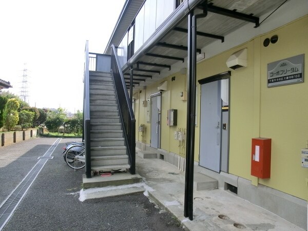 エントランス(建物入口部分です)