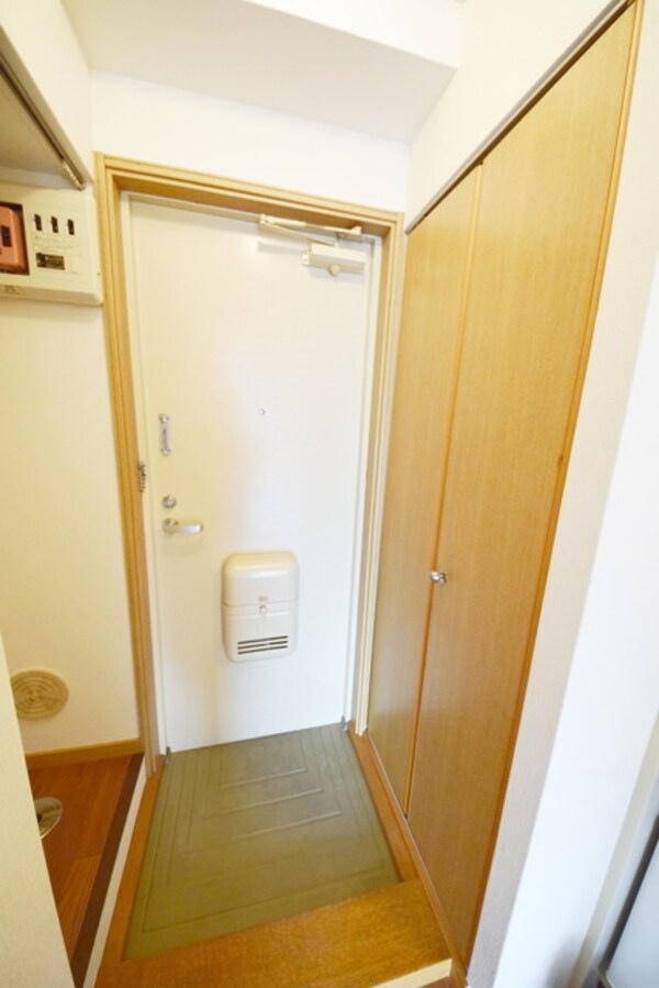 玄関(大型の下駄箱あり)