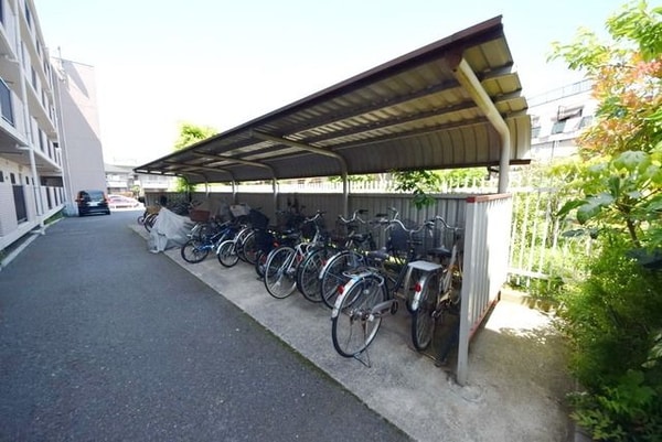その他(敷地内雨の日でも安心の屋根付き駐輪場)