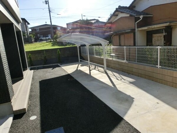 その他(敷地内雨の日でも安心の屋根付き駐輪場)
