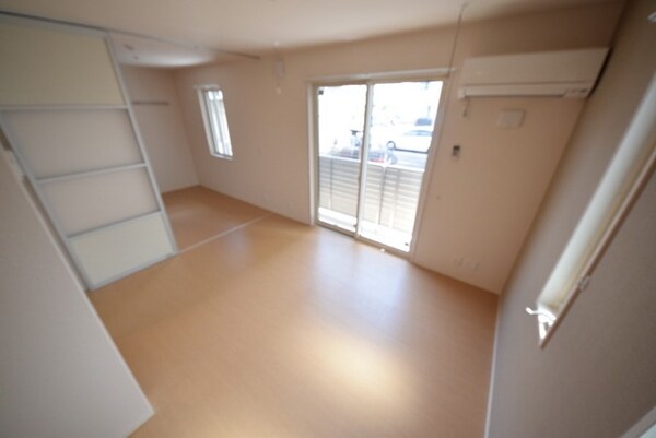 リビング・居室(エアコン付の明るいお部屋です)