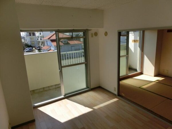 リビング・居室(南向きで明るいお部屋です)