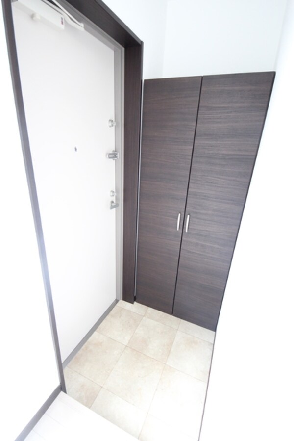 玄関(別部屋の同型間取り写真となります。参考まで。)