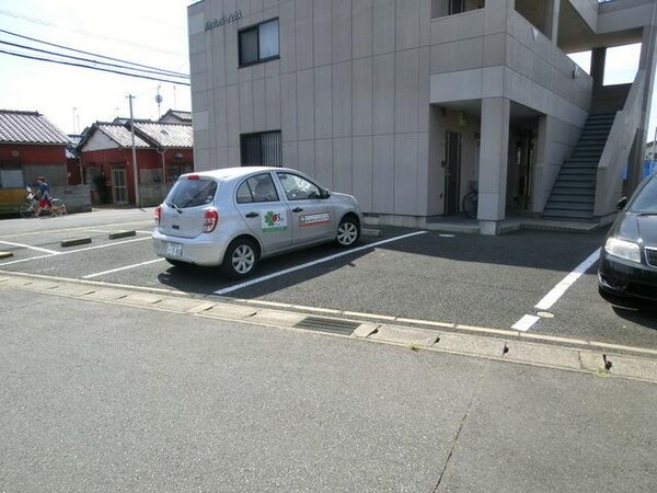 エントランス(敷地内駐車場)
