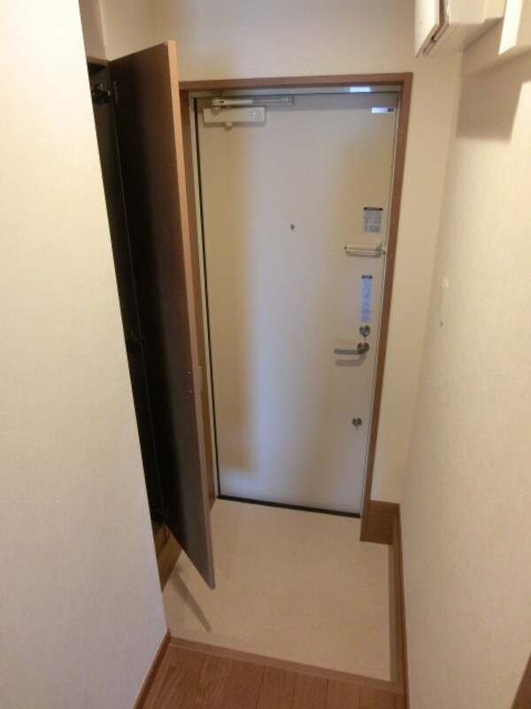 玄関(シューズボックス完備)
