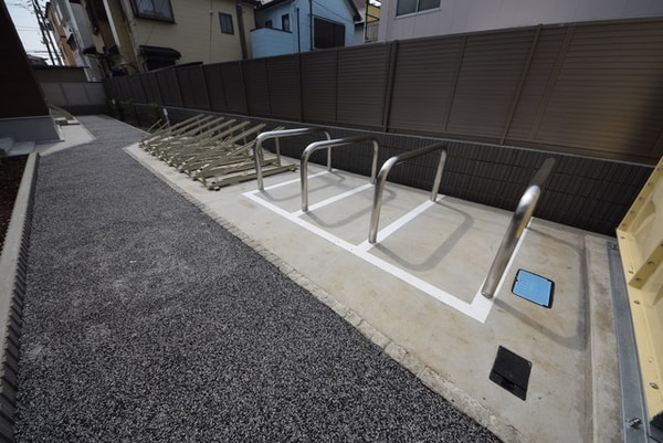 庭(バイ置き場（有料）)