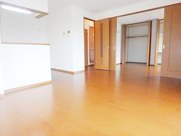 リビング・居室(２部屋つなげて１９．６帖の広いリビングとしても使えます)