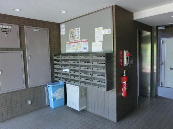 エントランス(メールBOX完備)