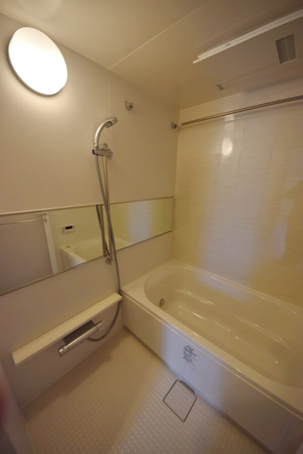 バス／シャワールーム等(※お部屋により建具のイメージカラーが違います　現況優先)