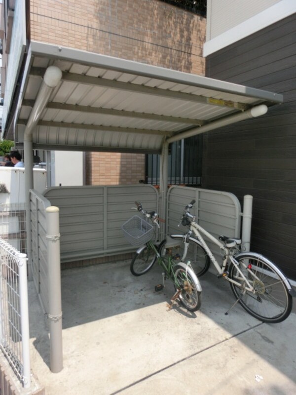 エントランス(屋根付き駐輪場)