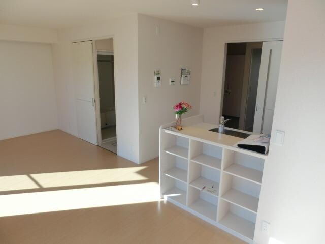 物件内観写真11　(バルコニー側からみたお部屋)