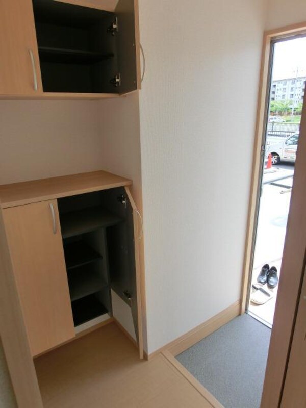玄関(シューズＢＯＸ完備　)