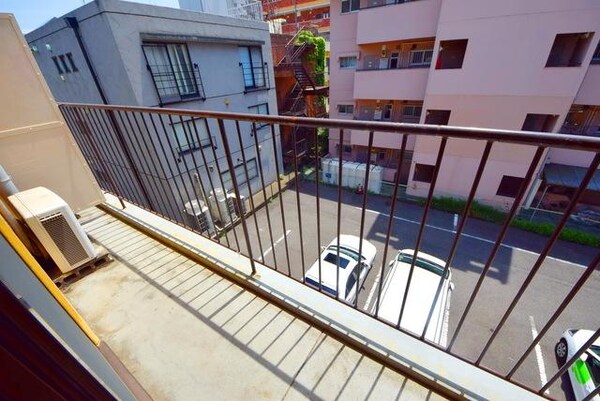 バルコニー(バルコニーは幅があり洗濯干しに便利です)
