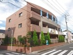 閑静な住宅街に位置しており、住心地の良い環境です