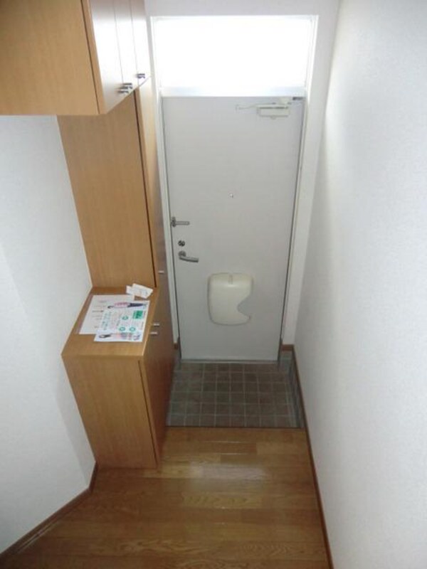 玄関(階段下にも収納が有ります)