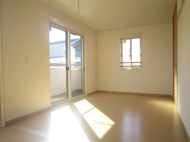 物件内観写真2　(６帖洋室・２面採光の明るいお部屋)