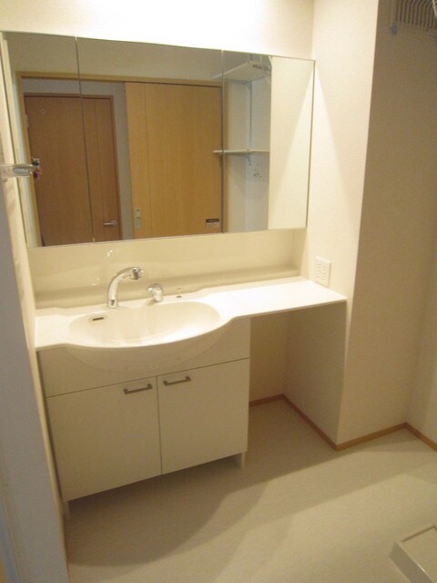 物件内観写真12　(大きな鏡のシャンプードレッサー)