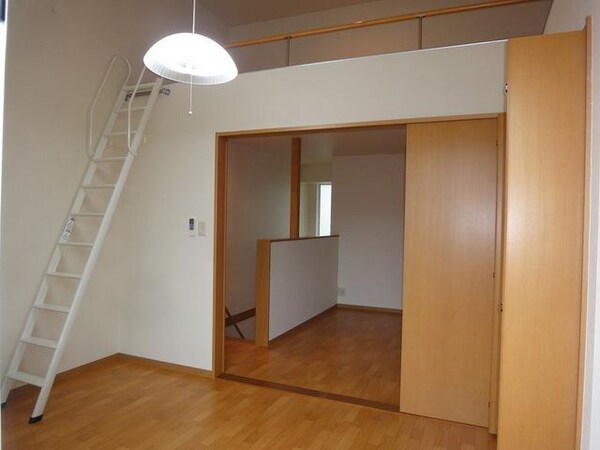 リビング・居室(日当り良好　ロフト完備)