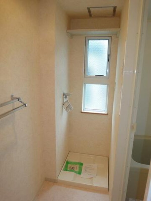 その他(窓付きの明るい洗面所)