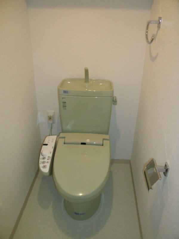 トイレ(シャワートイレ完備)