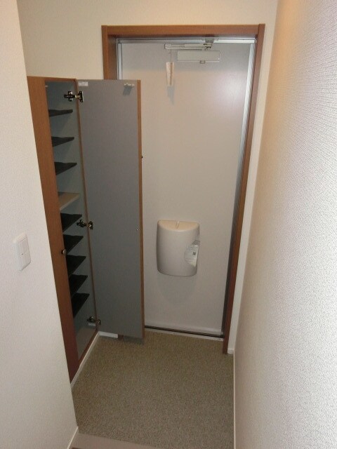 物件内観写真8　(シューズボックス付玄関ルーム)