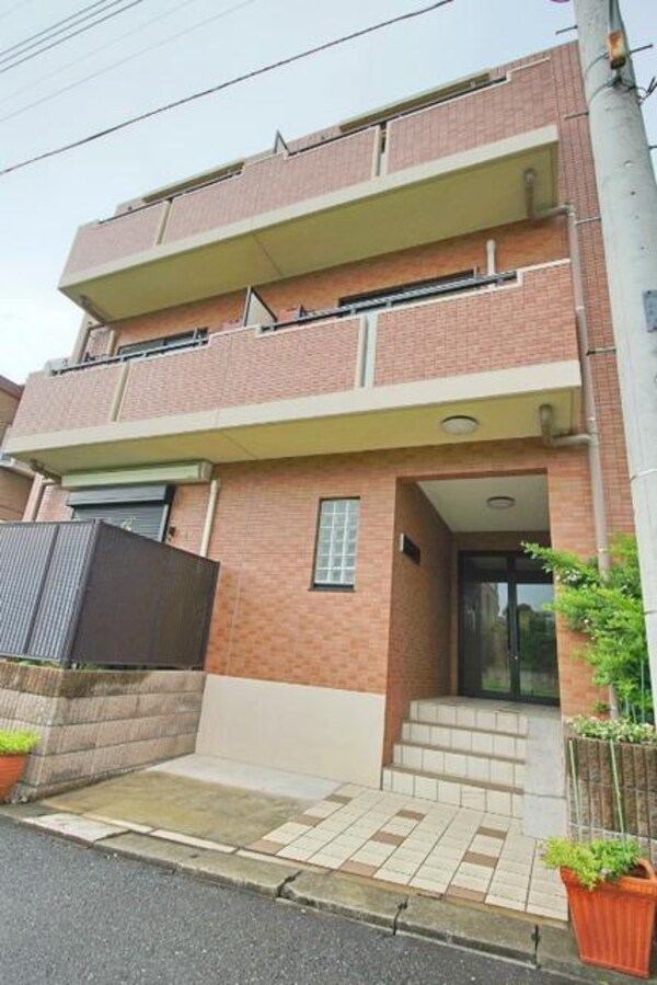 外観(閑静な住宅街の立地)