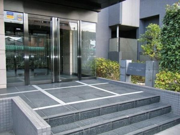 エントランス(植栽で彩られたオートロック付エントランス)