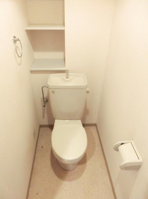 トイレ(トイレにも収納があって便利です)