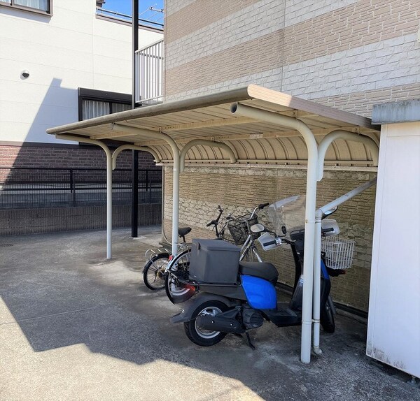 その他(屋根付き駐輪場)