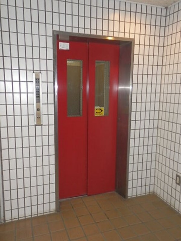 エントランス(移動もスムーズなエレベーターです)