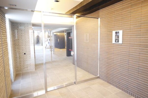 エントランス(エントランスにはオートロック付)