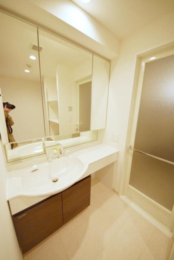 洗面(大きなミラーの独立洗面台です)