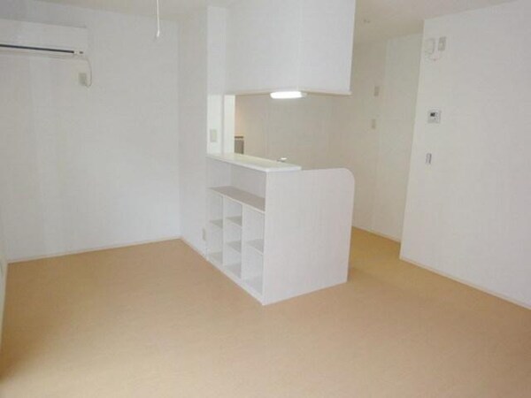 リビング・居室(カウンターキッチン　日当り良好)