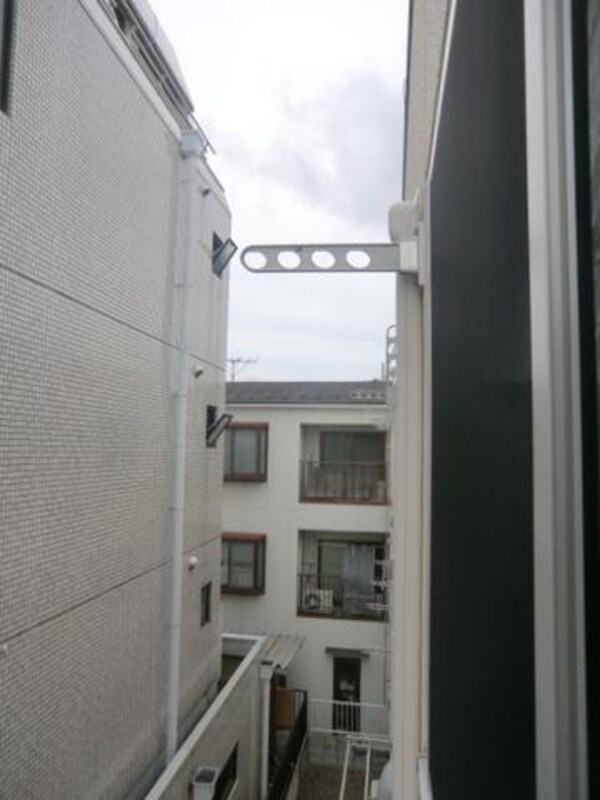 設備(物干しをかける金具あります)